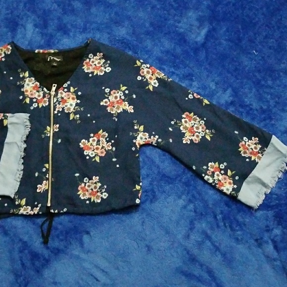 🍦 Zip Up Floral Print top - Picture 2 of 3